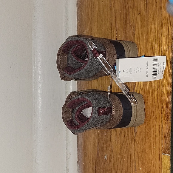 NEW. Carter's Duck Boot. Toddler size 9. - Picture 3 of 4